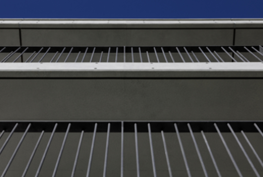 写真②バルコニー。外観をスッキリ見せる透明感のある手すり。