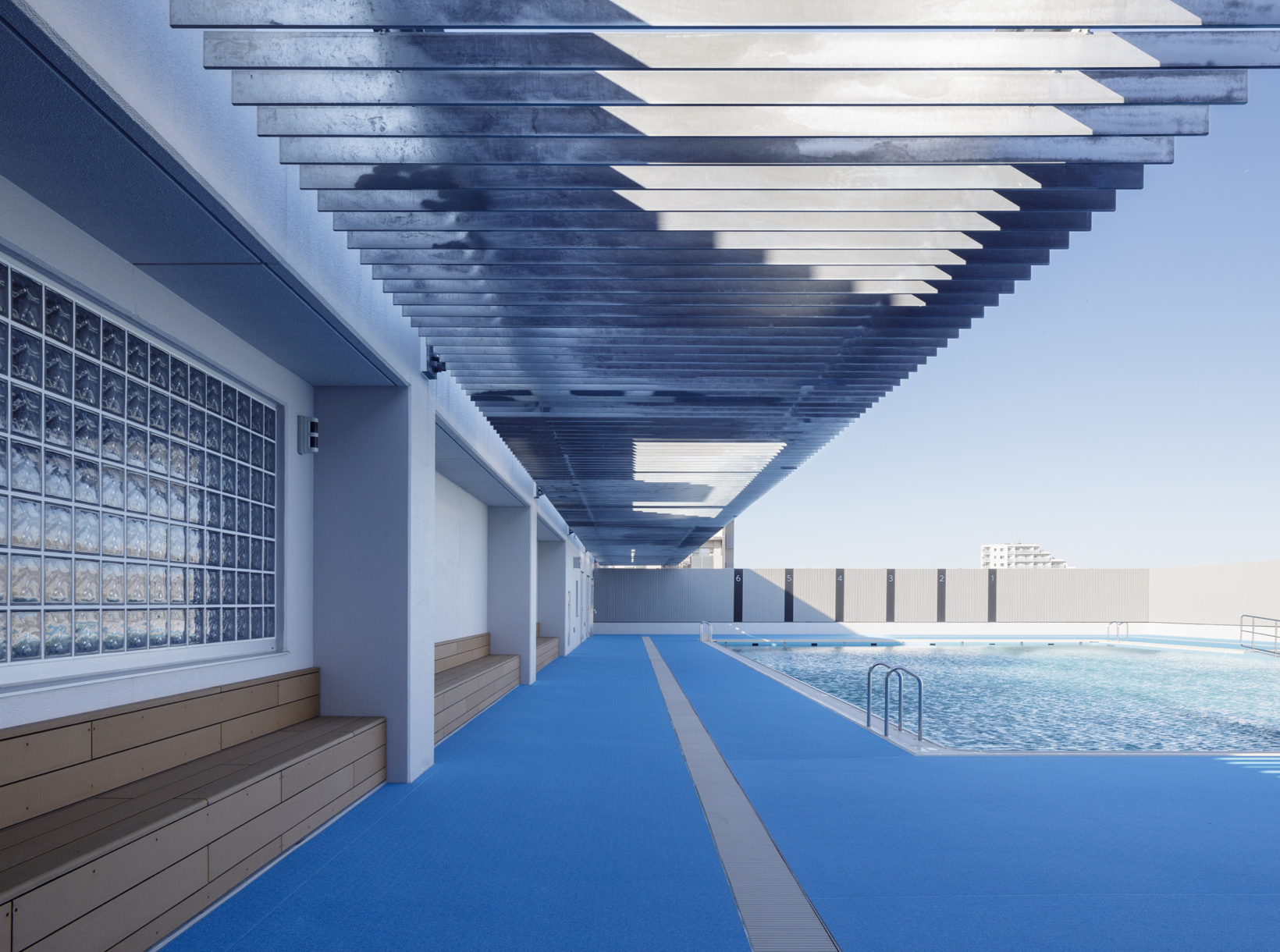 写真③プール。青空に映えるルーバー。