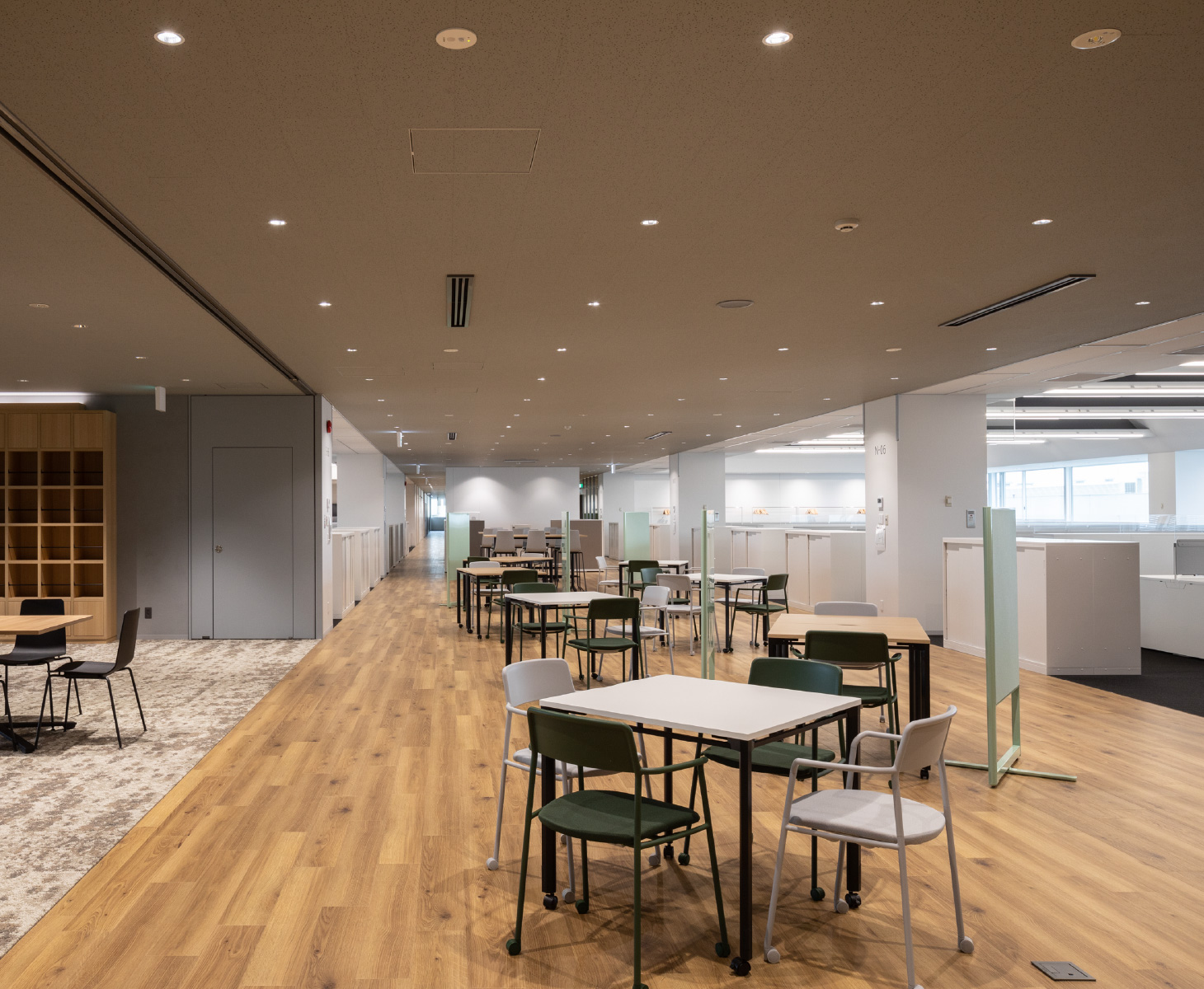 写真①Dig Road。部署をつなぐ通路空間を広く取り、ミーティングスペースを設置。