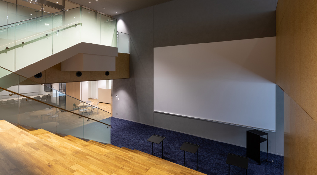写真②DEN2 Hall。発表会などに活用できる空間になっている。