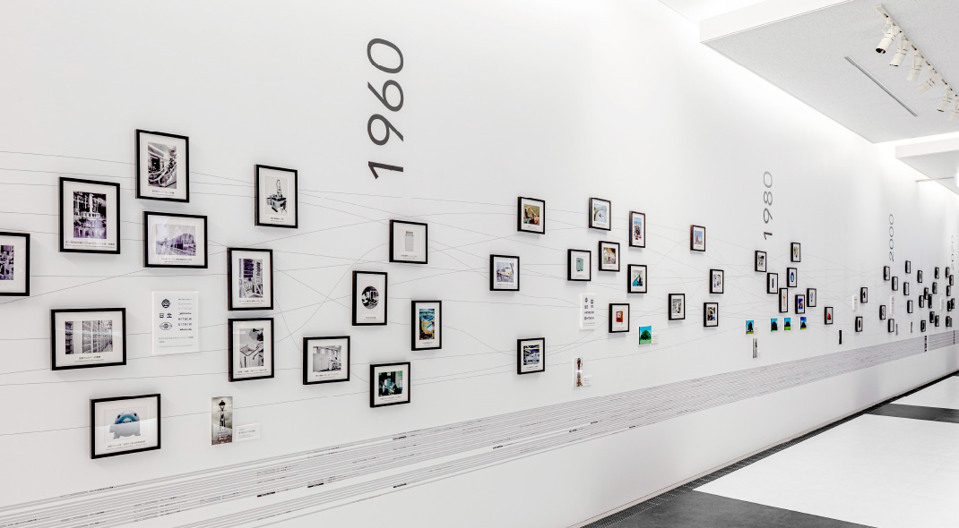 写真②展示ホールの通路。創業当時から現代へ、挑戦の歴史をヴィジュアルと共に展示。