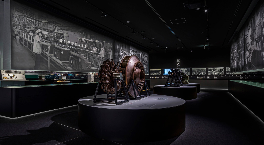 写真③展示ホール。世界中の人々と取り組んできた社会課題解決の軌跡を紹介。