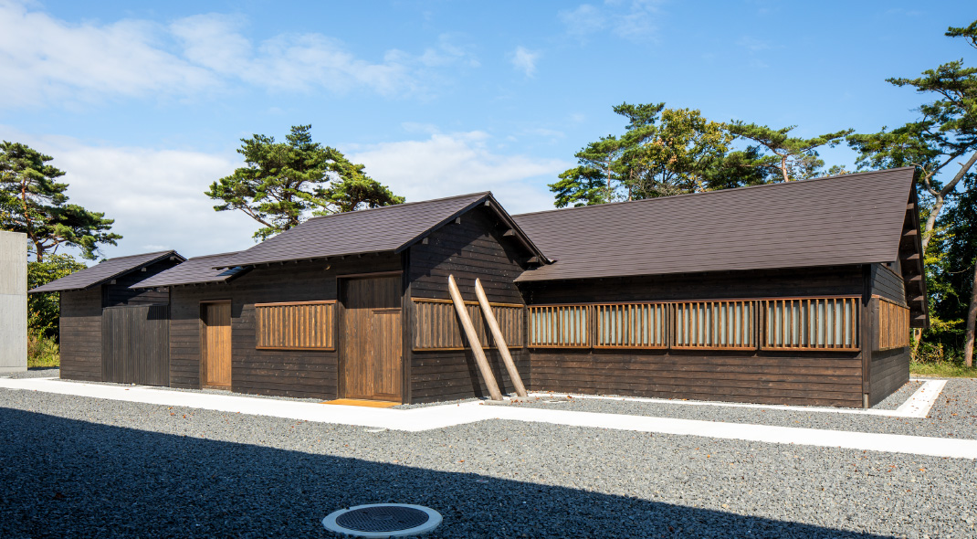 写真①木造平家の創業小屋。エイジングされ、当時の趣を感じさせる。
