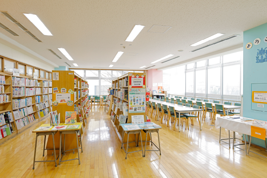 �ʐ^�A�}�����B��K�i��̏��~���𔲂���Ƃ����ڂ̑O�ɂ���A�w�Z�̒��S�ɐ������Ă���B